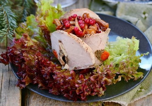 Рецепт салата с маринованными грибами и брусникой | Меню недели