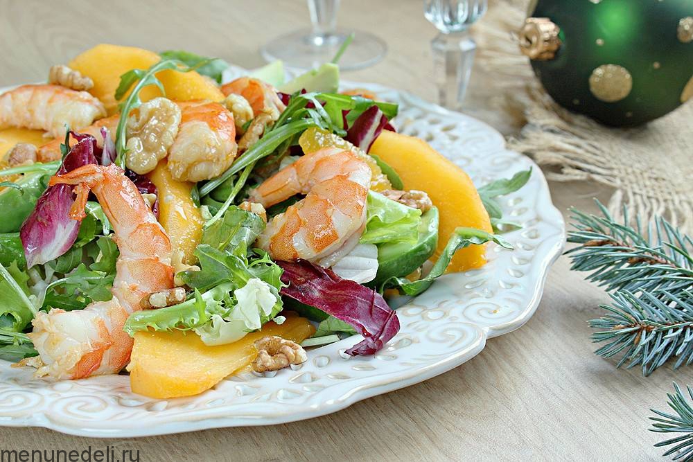Рецепт салата с креветками, хурмой и авокадо | Меню недели