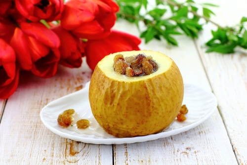 Рецепт яблок, фаршированных изюмом, как в детском саду | Меню недели