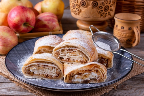 Штрудель из лаваша с творогом, яблоком и изюмом