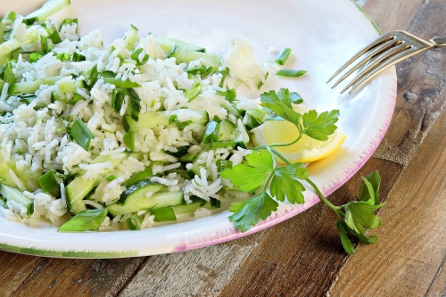 Салат с рисом и огурцом
