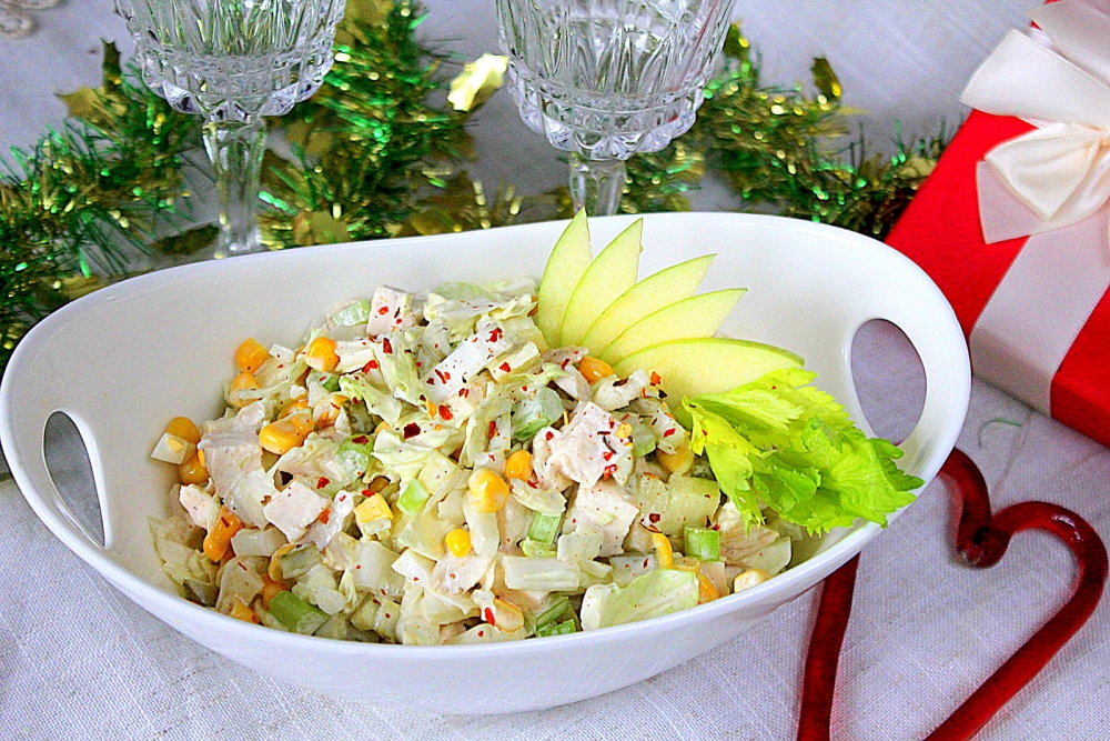 Салат с куриной грудкой, маринованными огурцами и сельдереем: рецепт с фото | Меню недели