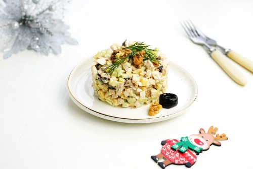 Новогодний салат с курицей, орехами и черносливом: рецепт с фото | Меню недели